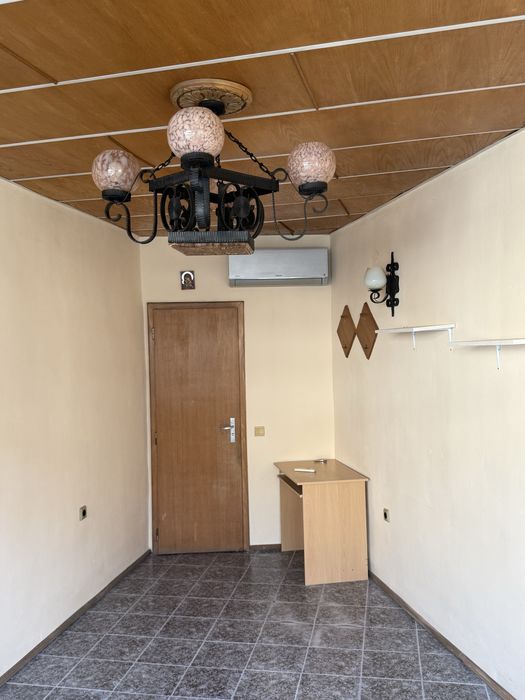 Продавам търговско помещение в идеалния център на град Трявна.