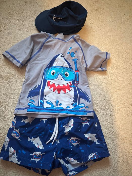 Бански костюм с UV защита размер 6-9 месеца