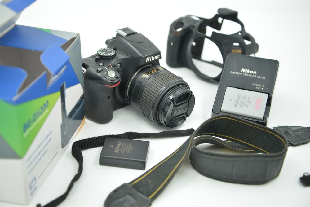 Nikon D5100 si obiectiv kit 18-55 Aparat Foto cu accesorii Camera se vinde alaturi de inca o baterie En-El 14  lampa video