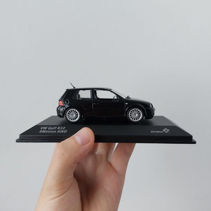 Machetă auto VW Golf IV R32 2003 – Solido 1:43, negru