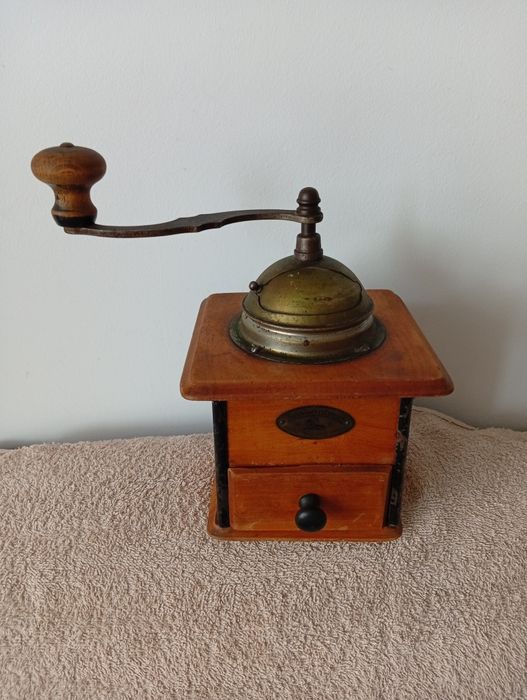 Râșniță veche manuală