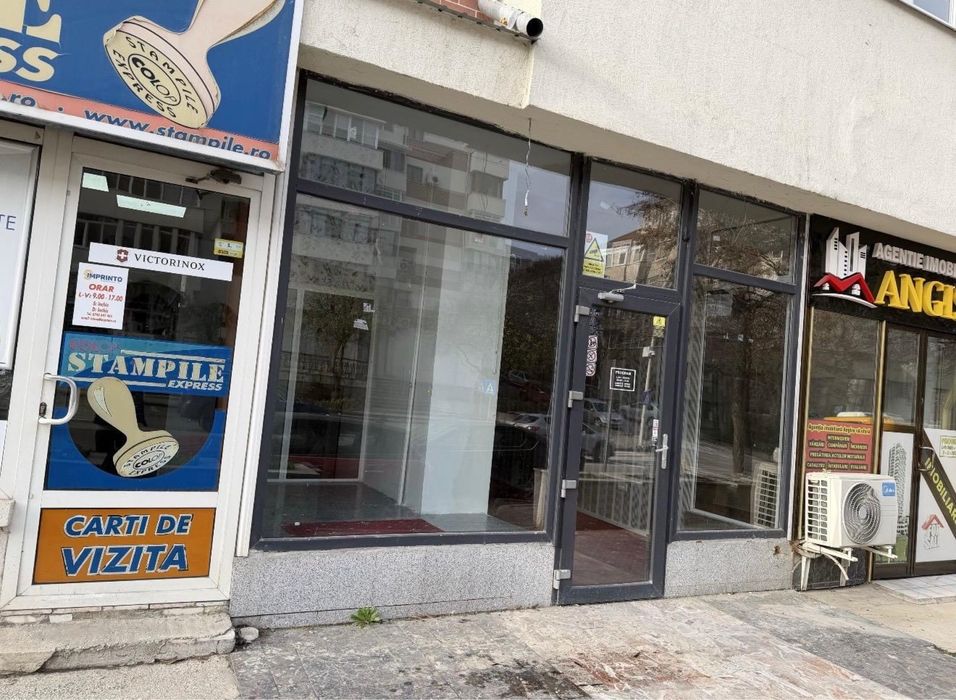 Vând spațiu comercial