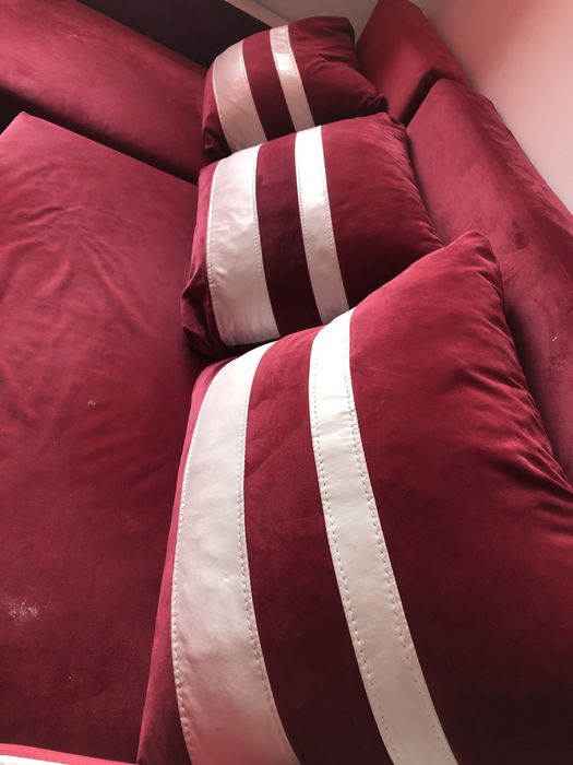 Диван с възглавници