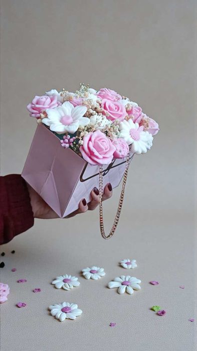 Букет от соев восък в розово и бяло - нежност, която не увяхва.