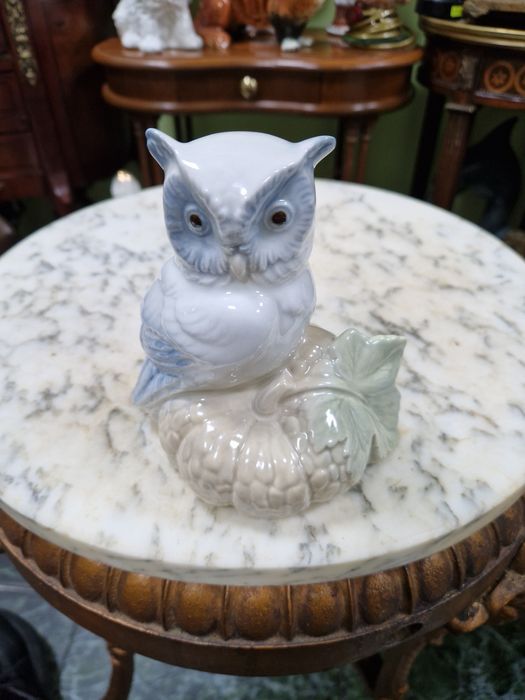 Прекрасна антикварна испанска порцеланова фигура Valencia