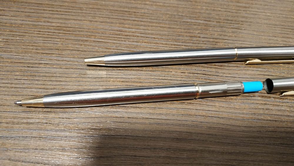 Vând două pixuri metalice elegante