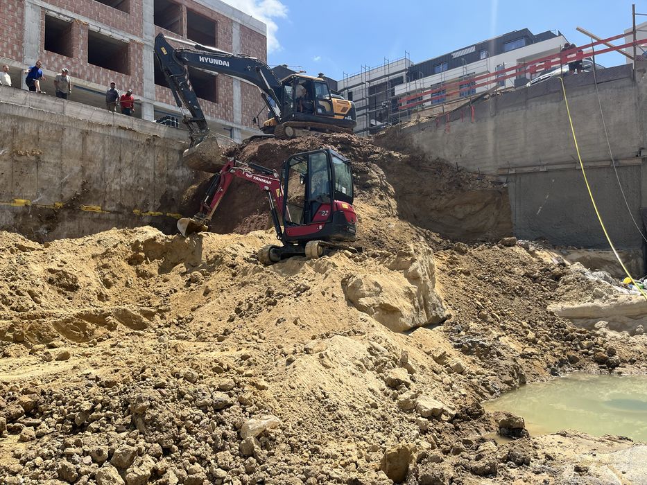 Услуги Мини Багер и Самосвал за София и околните села