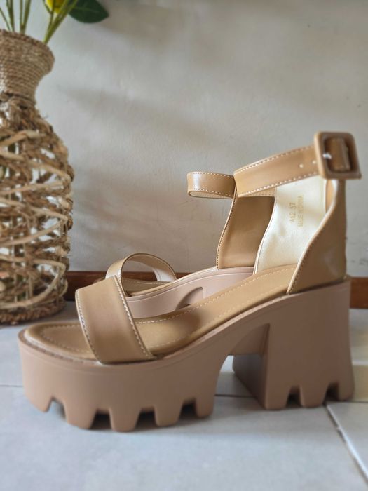 Дамски бежови сандали