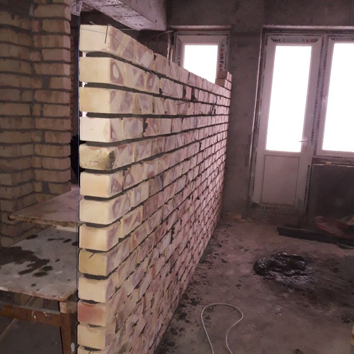 Аккуратно кладка балкона. Доставка с матиреалим.