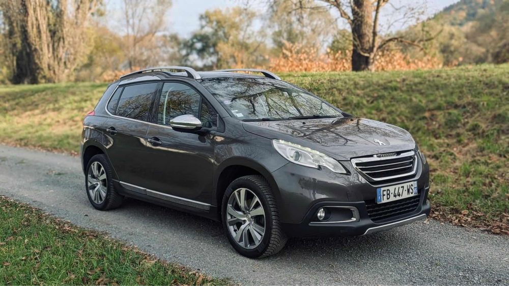 Peugeot 2008 PureTech Panoramic . Masina are numere rosii