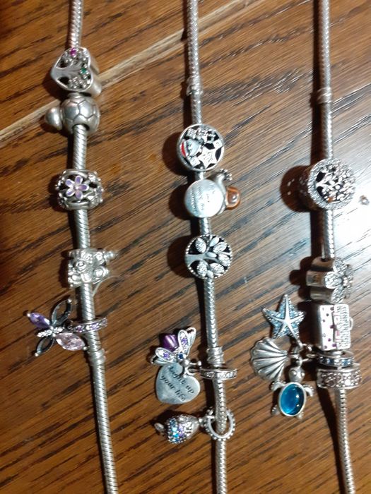 3 brățări Pandora, fiecare cu 5 charm uri