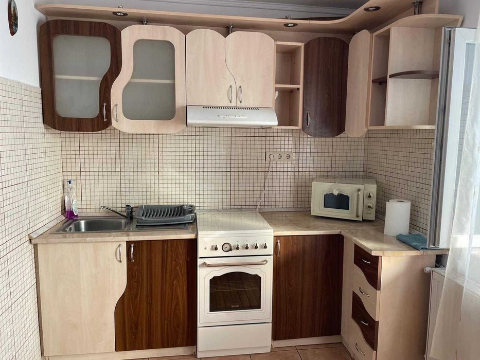 Inchiriez apartament 3 camere.
