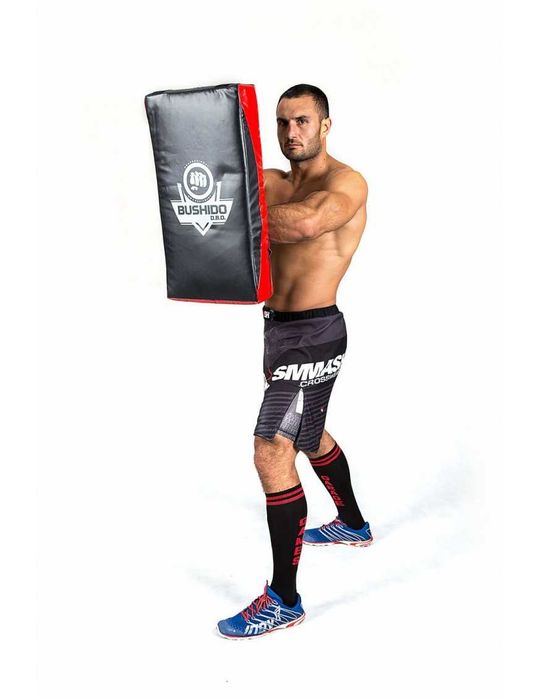 Извит боксов щит DBX Bushido T62 - черно/червен- 62х35 см