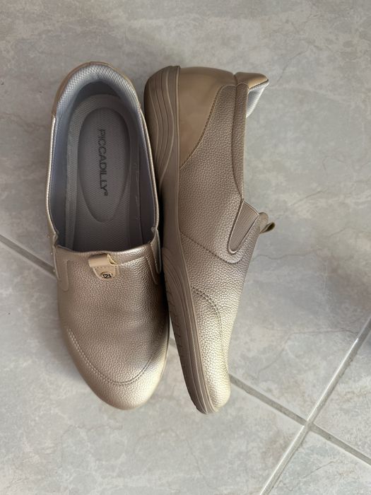 Дамски обувки . Цвят беж .