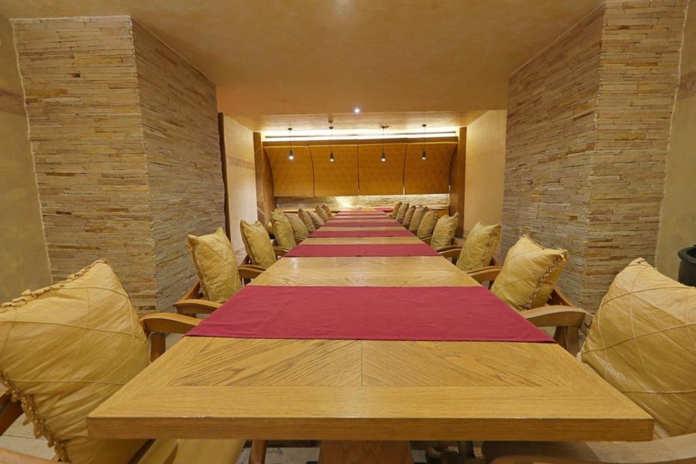 Mese din lemn cu furnir stejar si talpa din fonta gravata. .