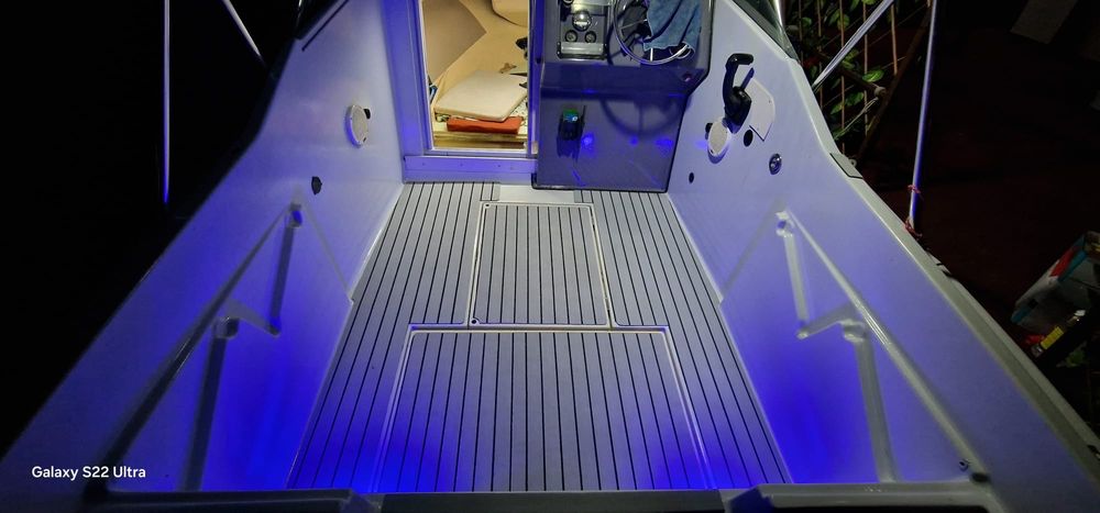 Vand barca cu motor cabinata