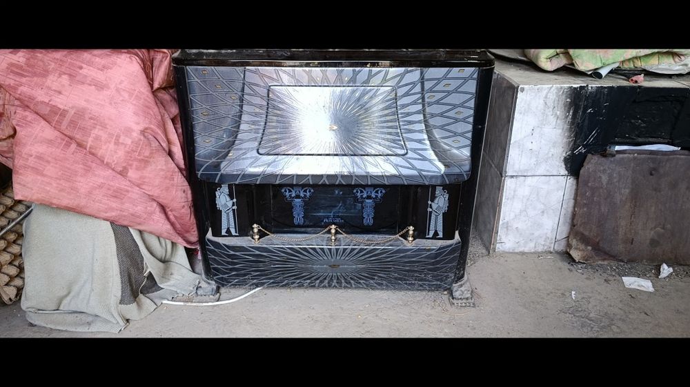 Черный газовый печь с восьми секциями