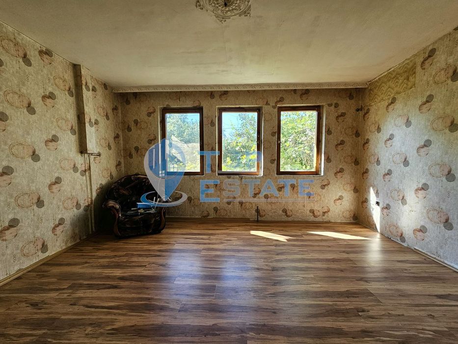 Двуетажна монолитна къща с гараж на тиха улица в град Стражица, облас