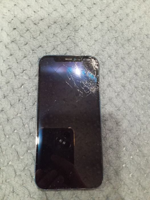 Продам телефон на запчасть Айфон 12