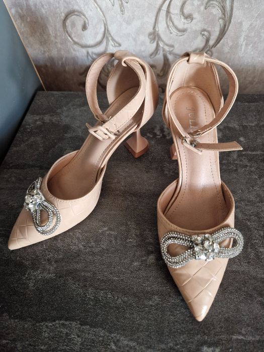 Продам бежевые туфли