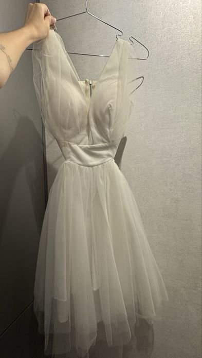 Белое платье с открытой спиной