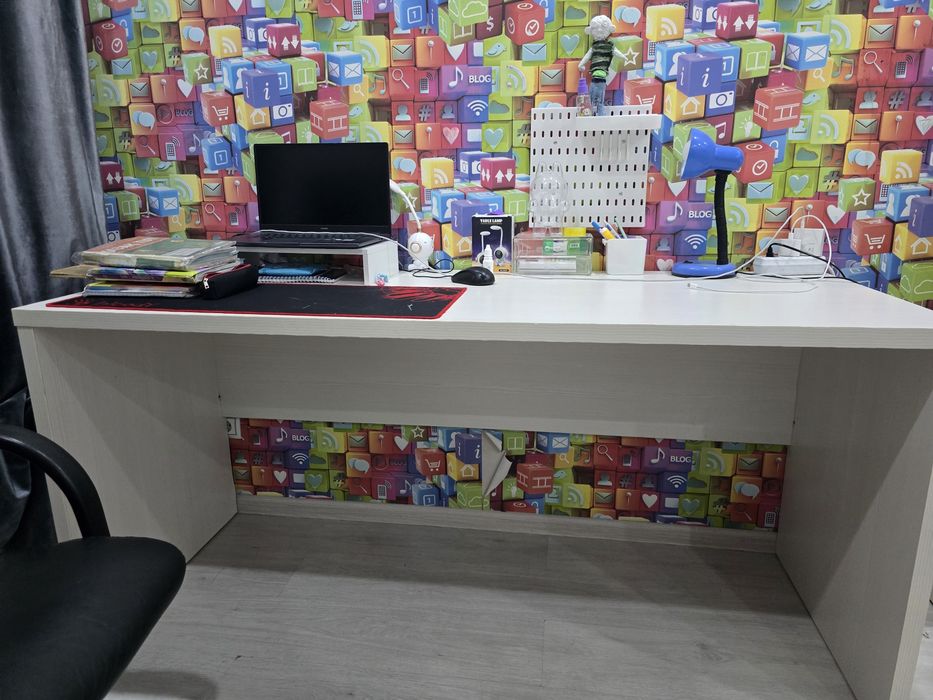 Кровать, стол и полка для книг