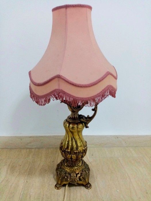 Lampă de tip carafă în stil baroc, realizată din bronz solid. Abajurul
