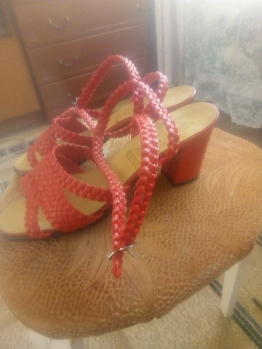 Продам босоножки