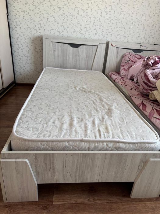 Продам две кровати с матрасами