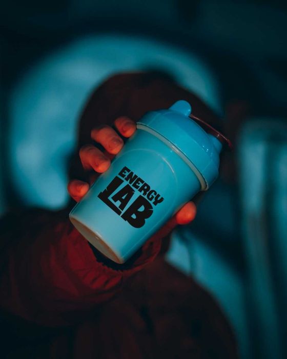 Shaker Cup EN GROS, din plastic fara BPA, 500ml pentru prepararea bauturilor proteice si a suplimentelor, turcoaz/mov
