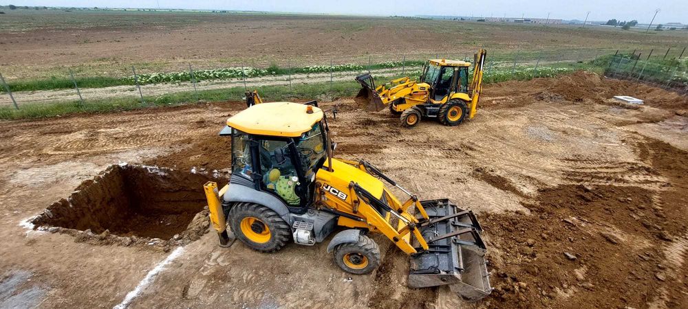 inchirieri buldoexcavator cu picon, excavari ,demolari , defrisari