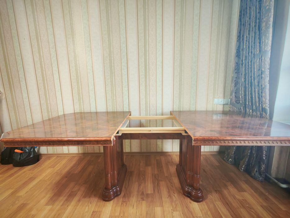 Стол раздвижной.