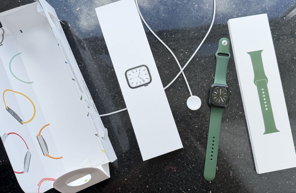Продам Apple Watch 7 серии 45 мм зеленый