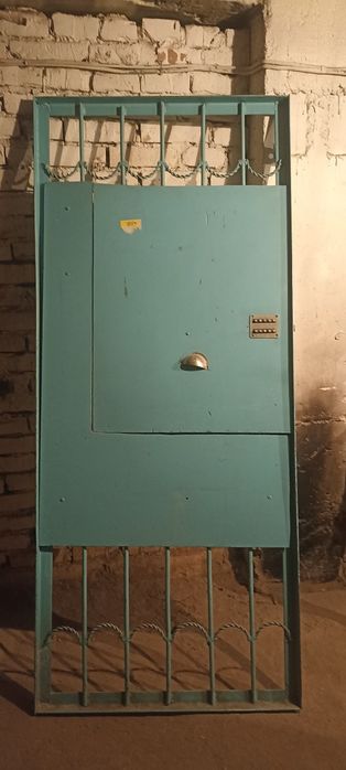 Продам металлическую дверь