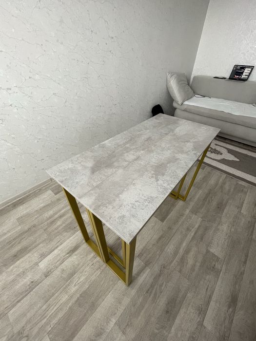 Раздвижной обеденный стол