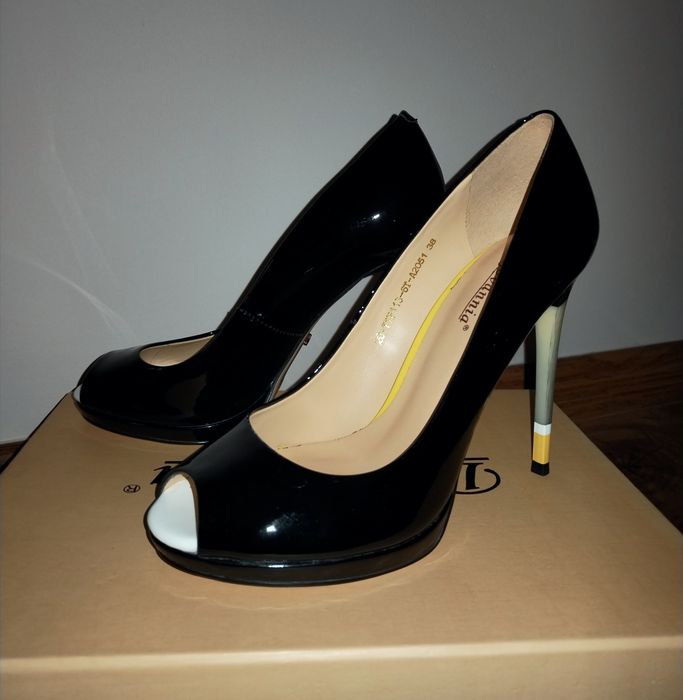 Черные лакированные туфли Djovannia