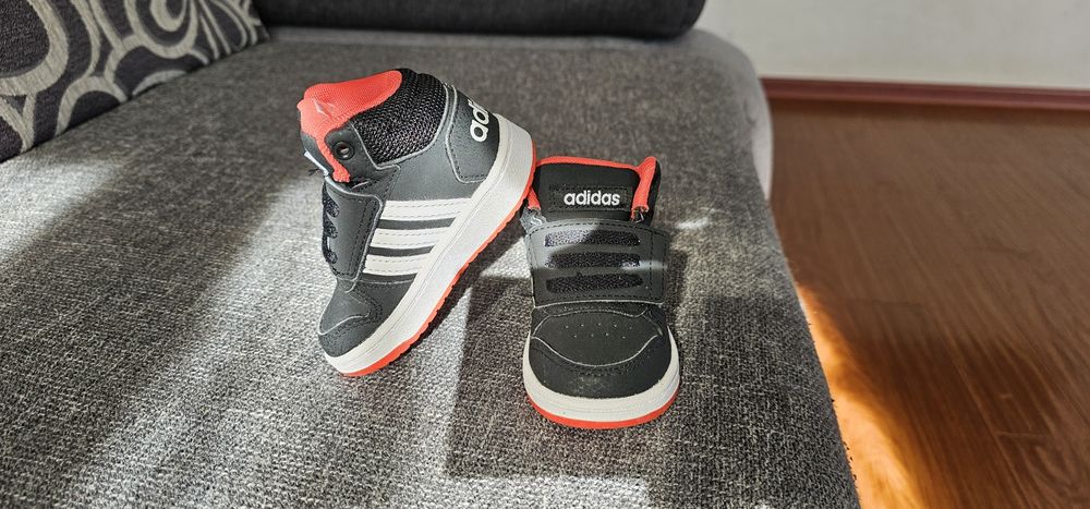 Vând adidasi/gheata Adidas originali mar.19