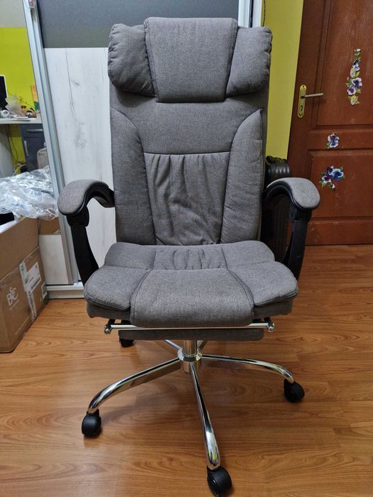 Scaun de birou ca nou, cu spatar rabatabil si suport pentru picioare
