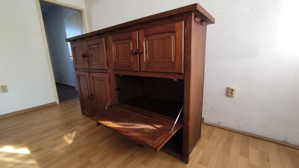 Стар масивен шкаф
