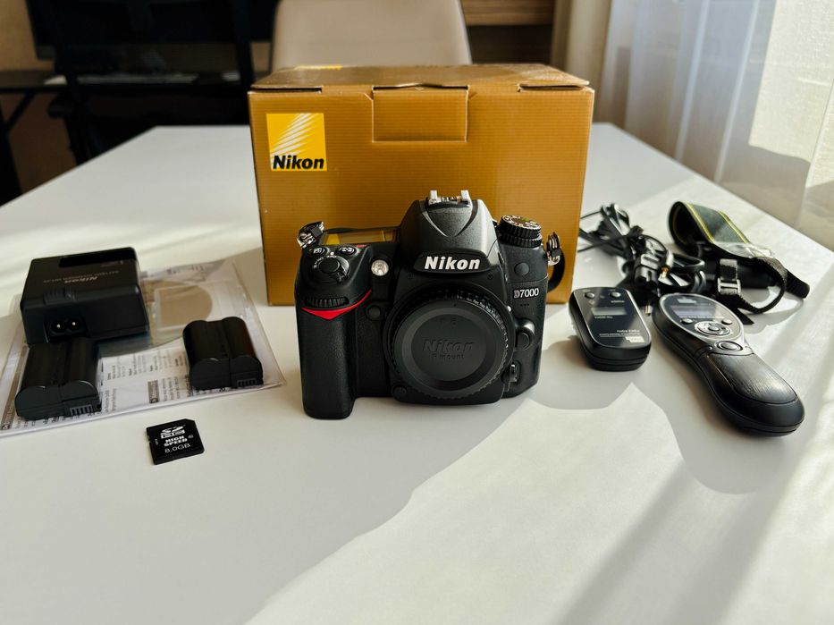 Nikon D7000 Body + 2 батерии + дистанционни + кутия | Отлично състояние