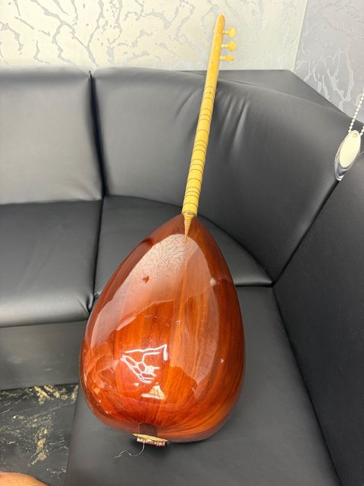 Продавам турски Саз запазен е не използван много давам го с калъф и със струни и със 2 перца за повече инфо може да ми се обадите на тел 0892973278
