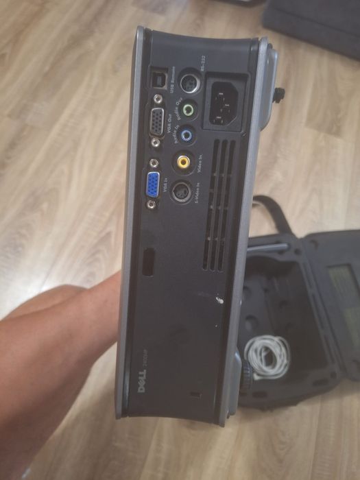 Vând video proiector Dell 2400