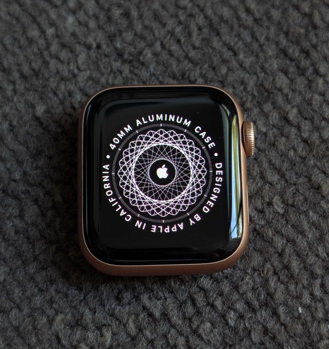 Vand Ceas Watch SE si incarcator , 120 RONi bucata