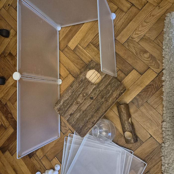 Lot accesorii rozătoare (Căsuță lemn, Tunel, Bilă) + Țarc modular plastic (9 buc)