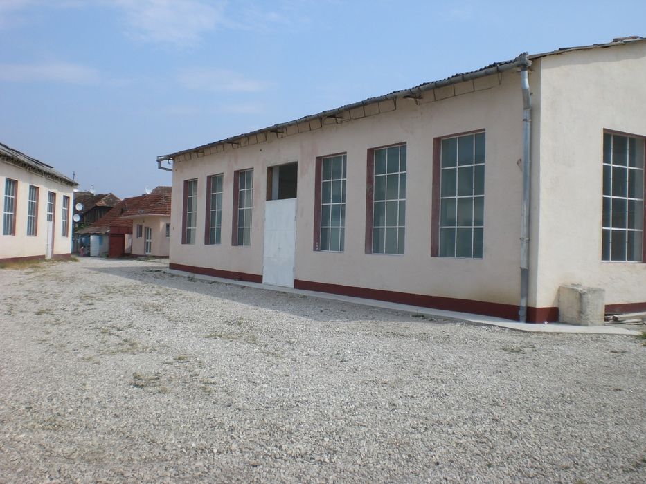 Spațiu comercial central și hala