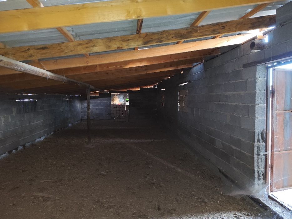 Подхозда жер үй , мал ұстағанға арналған