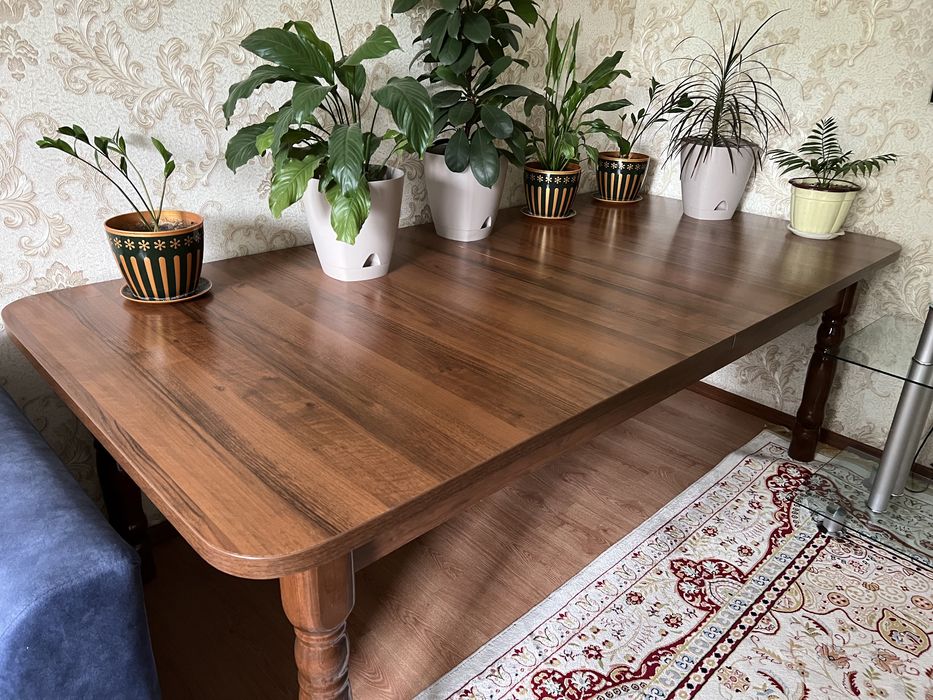 Стол в гостиную