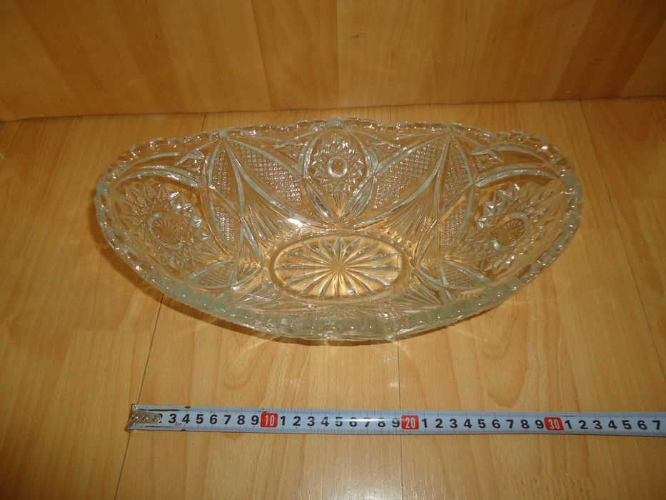 Bibelouri, fructiere, vaze, nostalgia comunista.