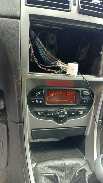 Dezmembrez Peugeot 307 SW 1.6 HDi an 2004 cod motor 9HZ 109 CP