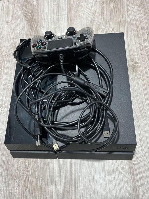 Vand PS4 cu un controler